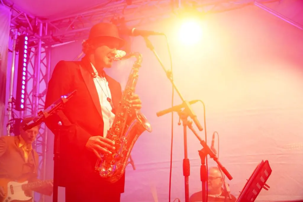 Weert spielt Saxophon im roten Scheinwerferlicht