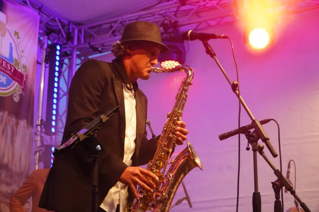 Weert mit Hut spielt Saxophon