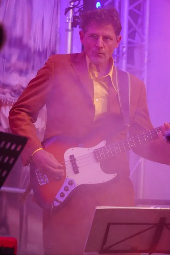 Bassist der Freisein Funk Unit im orangefarbenen Anzug