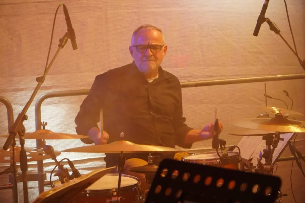 Schlagzeuger der Freisein Funk Unit konzentriert am Drumset