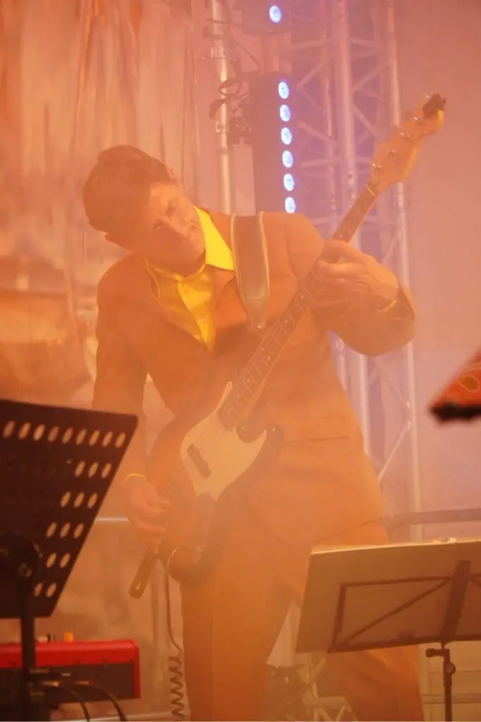 Bassist der Freisein Funk Unit im warmen Gegenlicht