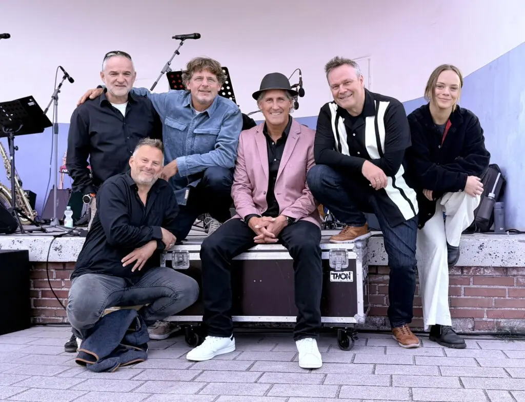 Bandfoto der Freisein Funk Unit mit sechs Musikerinnen und Musikern