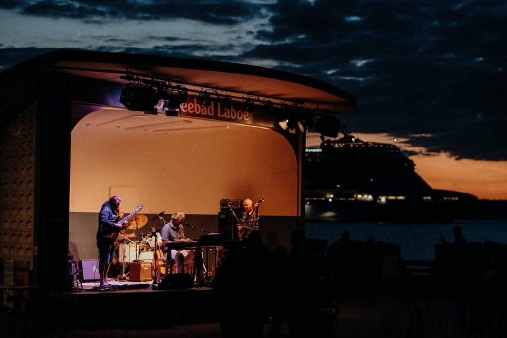 Die Freisein Funk Unit tritt in ganz Deutschland auf. Clubs, Open Air, Festivals, Konzertbühnen, Firmenevents Für Booking Anfragen nimm Kontakt mit uns auf.